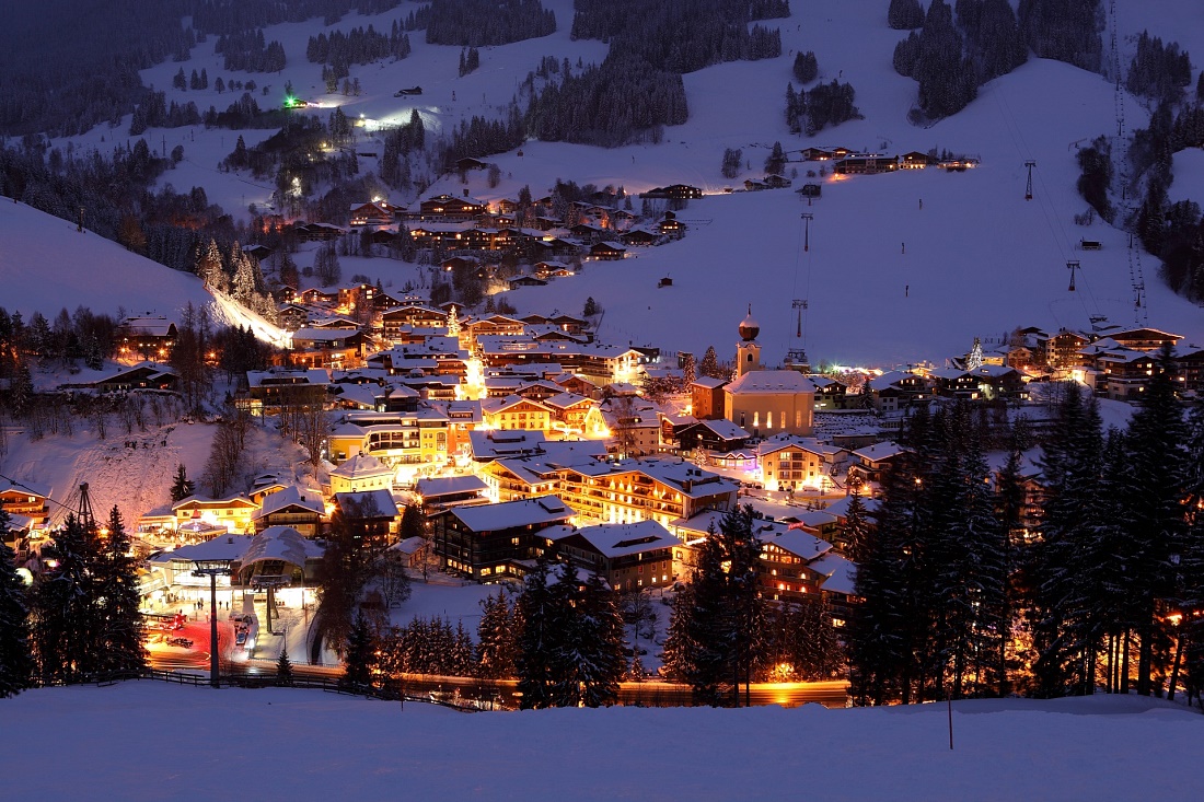 Saalbach bei Nacht im Winter