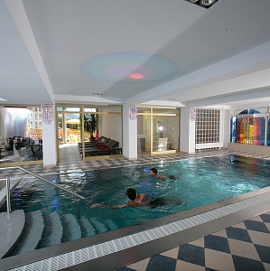 Indoor swimming pool at the Berger's Sporthotel